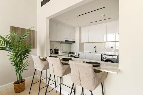 VayK - Luxurious 2BR in JVC - image 11