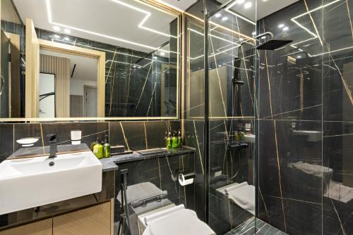 VayK - Luxurious 2BR in JVC - image 9