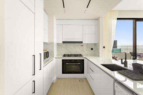 VayK - Stylish 2BR in JVC with Private Pool - image 8