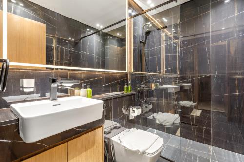 VayK - Stylish 2BR in JVC with Private Pool - image 6