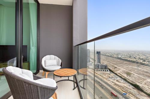 VayK - Stylish 2BR in JVC with Private Pool - image 5