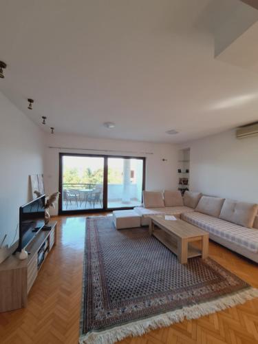 Quiet, Family-Friendly House with Garden & Parking, Skopje