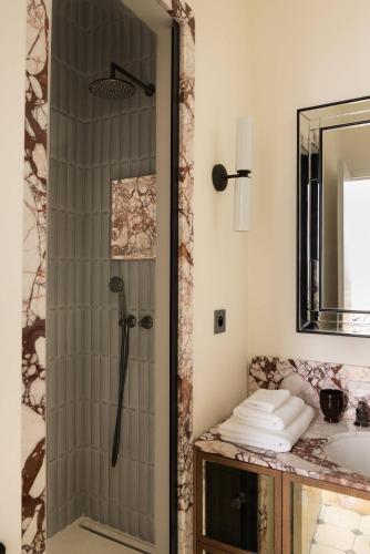 Luxurious Residence Saint Honore by onefinestay - image 13