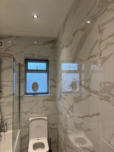 Bittern Lodge Homestay with Free Offsite Parking Spacious Kitchen with a Modern Bathroom Near the Ri in Bitterne Park