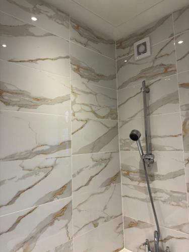 Bittern Lodge Homestay with Free Offsite Parking Spacious Kitchen with a Modern Bathroom Near the Ri in Bitterne Park