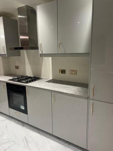 Bittern Lodge Homestay with Free Offsite Parking Spacious Kitchen with a Modern Bathroom Near the Ri in Bitterne Park