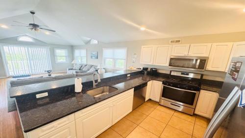 5 Br, 3Rd From The Ocean in Loveladies, USA