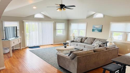 5 Br, 3Rd From The Ocean in Loveladies, USA