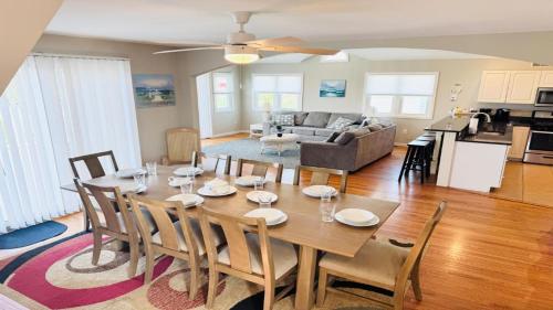 5 Br, 3Rd From The Ocean in Loveladies, USA