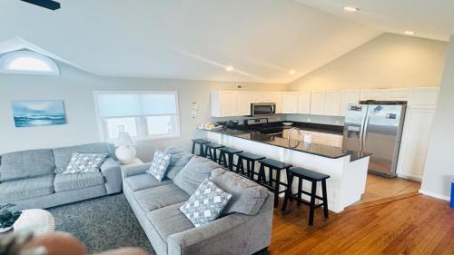 5 Br, 3Rd From The Ocean in Loveladies, USA