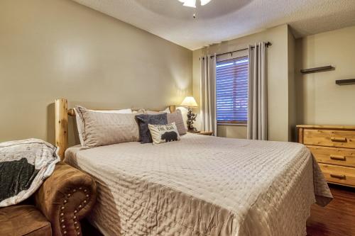 Cozy Bear Condo - Prime location just minutes from Ober Mountain downtown Gatlinburg - image 6