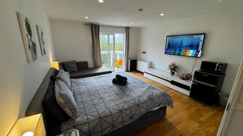 En-Suite Room With a King Size Bed And Private Balcony, London