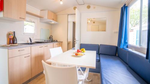 кухня, Happy Camp mobile homes in Villaggio Camping Baia Domizia in Сесса-Аурунка