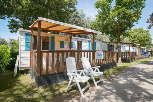 Зовнішній вигляд готелю, Happy Camp mobile homes in Villaggio Camping Baia Domizia in Сесса-Аурунка