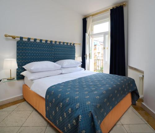 1 double bed, 2 twin beds