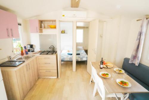 кухня, Happy Camp mobile homes in Villaggio Camping Baia Domizia in Сесса-Аурунка