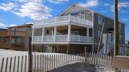 5 Bedroom Of In The Crest With Hot Tub in Beach Haven Crest, USA