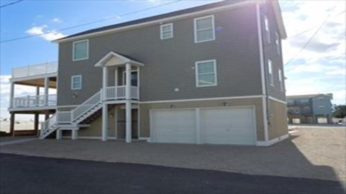 5 Bedroom Of In The Crest With Hot Tub in Beach Haven Crest, USA