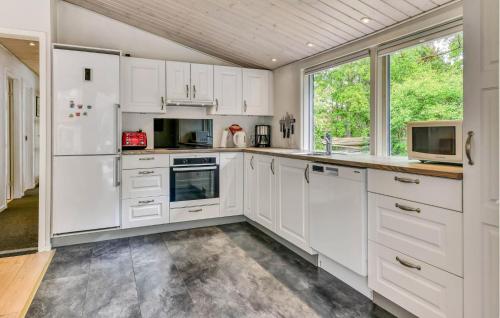 Konyha, Amazing Home In Blåvand With Sauna (Amazing Home In Blavand With Sauna) in Bredmose