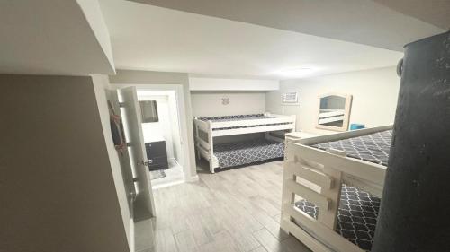 5 Brs, Hot Tub Roof Top, 2Nd Off The Ocean, in Loveladies, USA
