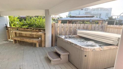5 Brs, Hot Tub Roof Top, 2Nd Off The Ocean, in Loveladies, USA