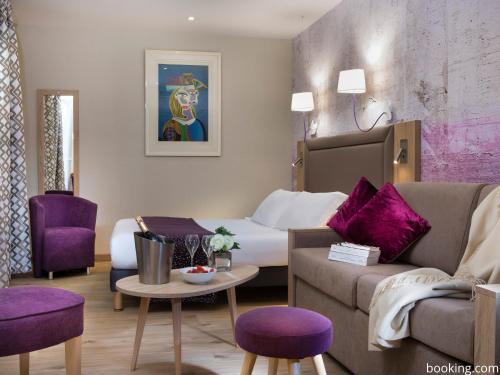1 queen bed, 1 sofa bed