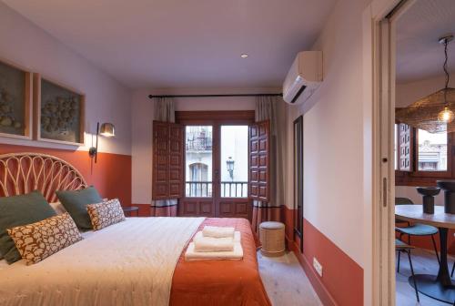 Steps from the Alhambra, Private Terrace & AC