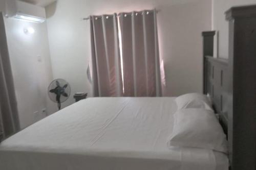 Beach-view 2 Bed Apartment Sleeps 4 - Free parking in Discovery Bay