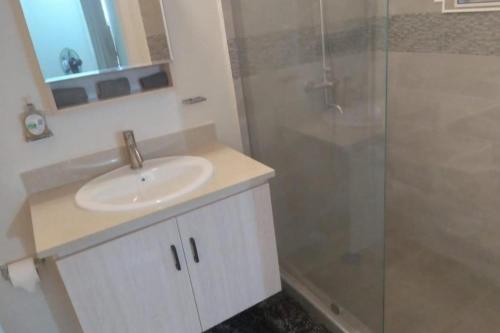 Beach-view 2 Bed Apartment Sleeps 4 - Free parking in Discovery Bay
