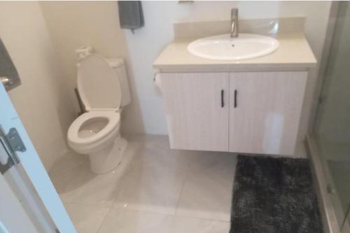 Beach-view 2 Bed Apartment Sleeps 4 - Free parking in Discovery Bay
