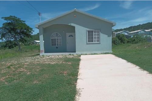 Beach-view 2 Bed Apartment Sleeps 4 - Free parking in Discovery Bay