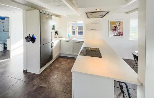 廚房, Nice Home In Blåvand With Sauna (Nice Home In Blavand With Sauna) in 維伊厄斯海灘
