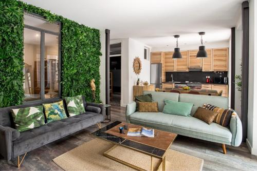 Modern 3BR w/ Terrace & BBQ – Near Tram 28 | By Airnest – khách sạn tại Penha de França