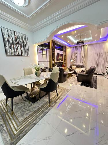Azure Villa Suites Apart Hotel in Лімбе