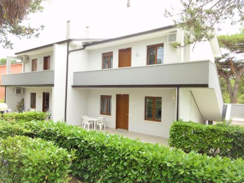 Bright flat with garden and pool