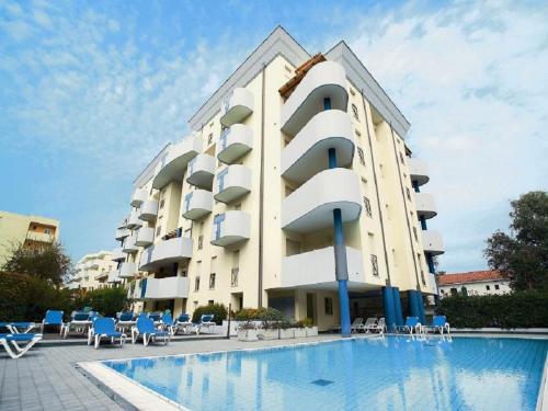 Bibione apartment with pool and solarium access