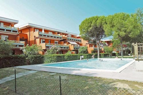 Apartment with pool access near beach