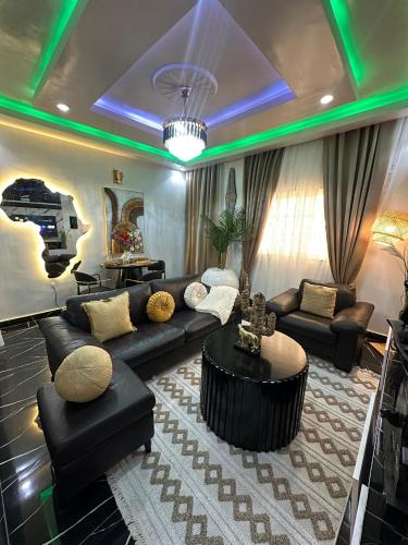 Azure Villa Suites Apart Hotel in Лімбе