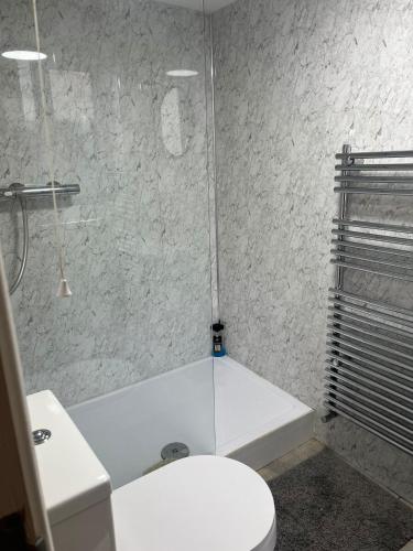 Zuhanyzó, Llangollen 4-Bed Sleeps 8 with Garden & Parking in Glyn Ceiriog