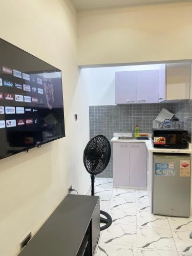 مطبخ, 3-in-1 Stylish City Condo with Private Rooftop for Guest and Guest Visitors Only in Amasaman