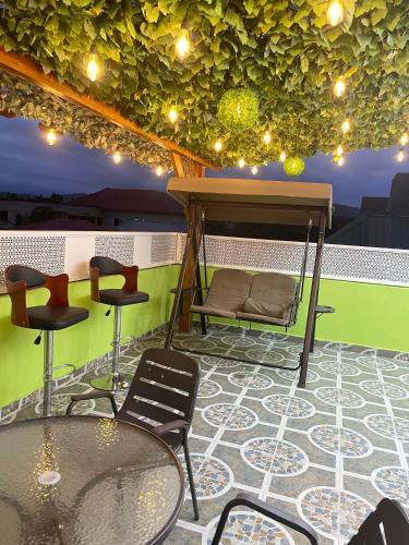 شرفة/ تراس, 3-in-1 Stylish City Condo with Private Rooftop for Guest and Guest Visitors Only in Amasaman