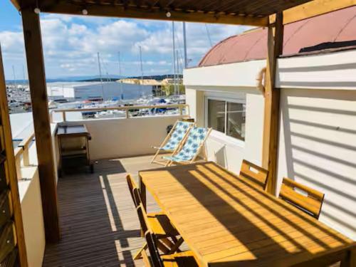 T3 with large roof-top terrace, harbor view