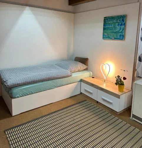 TONIS Room - NUR für Berufsreisende, ONLY WORK - related Stays in Moosthenning, Deutschland