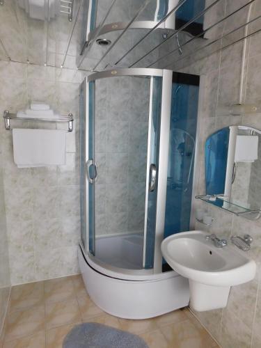 fawlty towers backpackers guest house mosi oa tunya road 216 livingstone zambia zm 10101 masters i