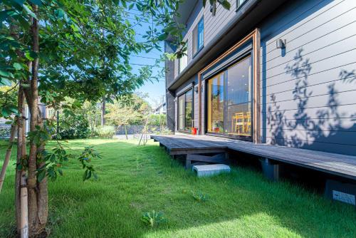 海まで徒歩7分庭とデッキでくつろぐ大人葉山の上質ステイ