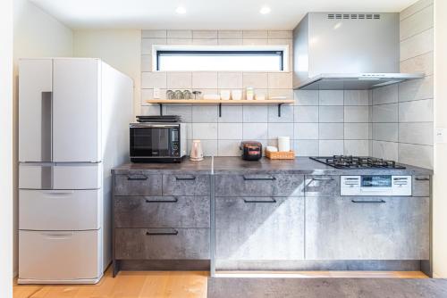 海まで徒歩7分庭とデッキでくつろぐ大人葉山の上質ステイ