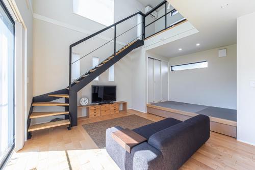 海まで徒歩7分庭とデッキでくつろぐ大人葉山の上質ステイ