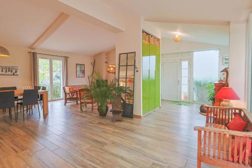 Shared lounge/TV area, Villa Lanaka in Grabels