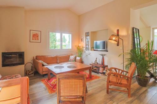 Shared lounge/TV area, Villa Lanaka in Grabels