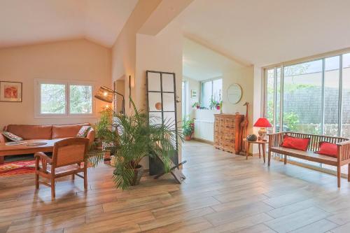 Shared lounge/TV area, Villa Lanaka in Grabels